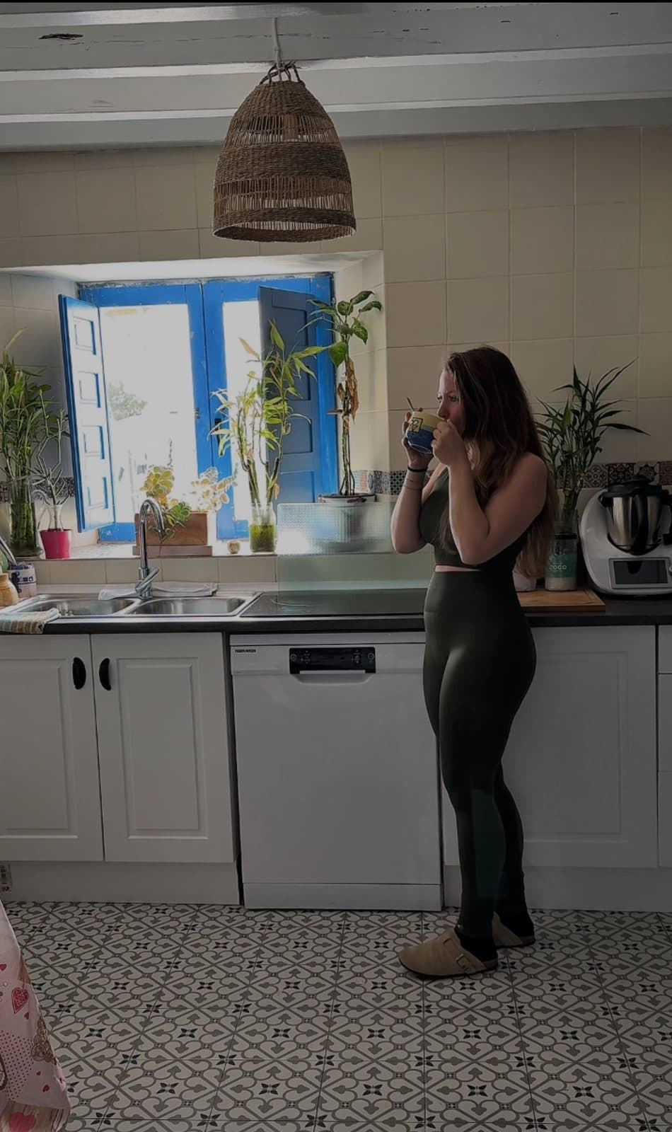 Marina Luque cocinando en su cocina