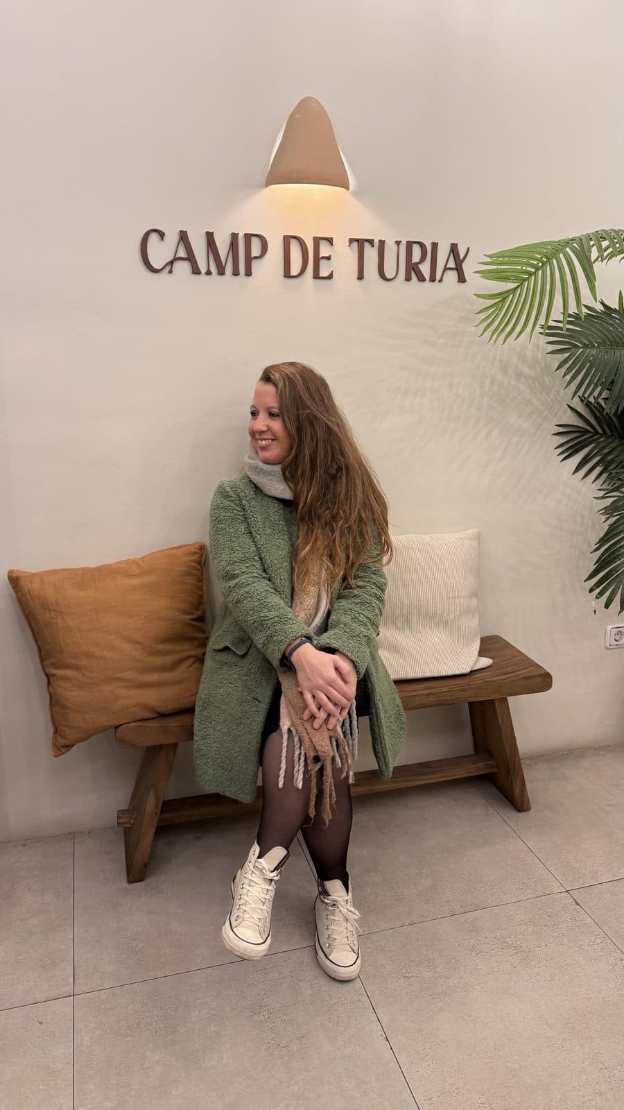Marina Luque sentada en un salón, con luz natural